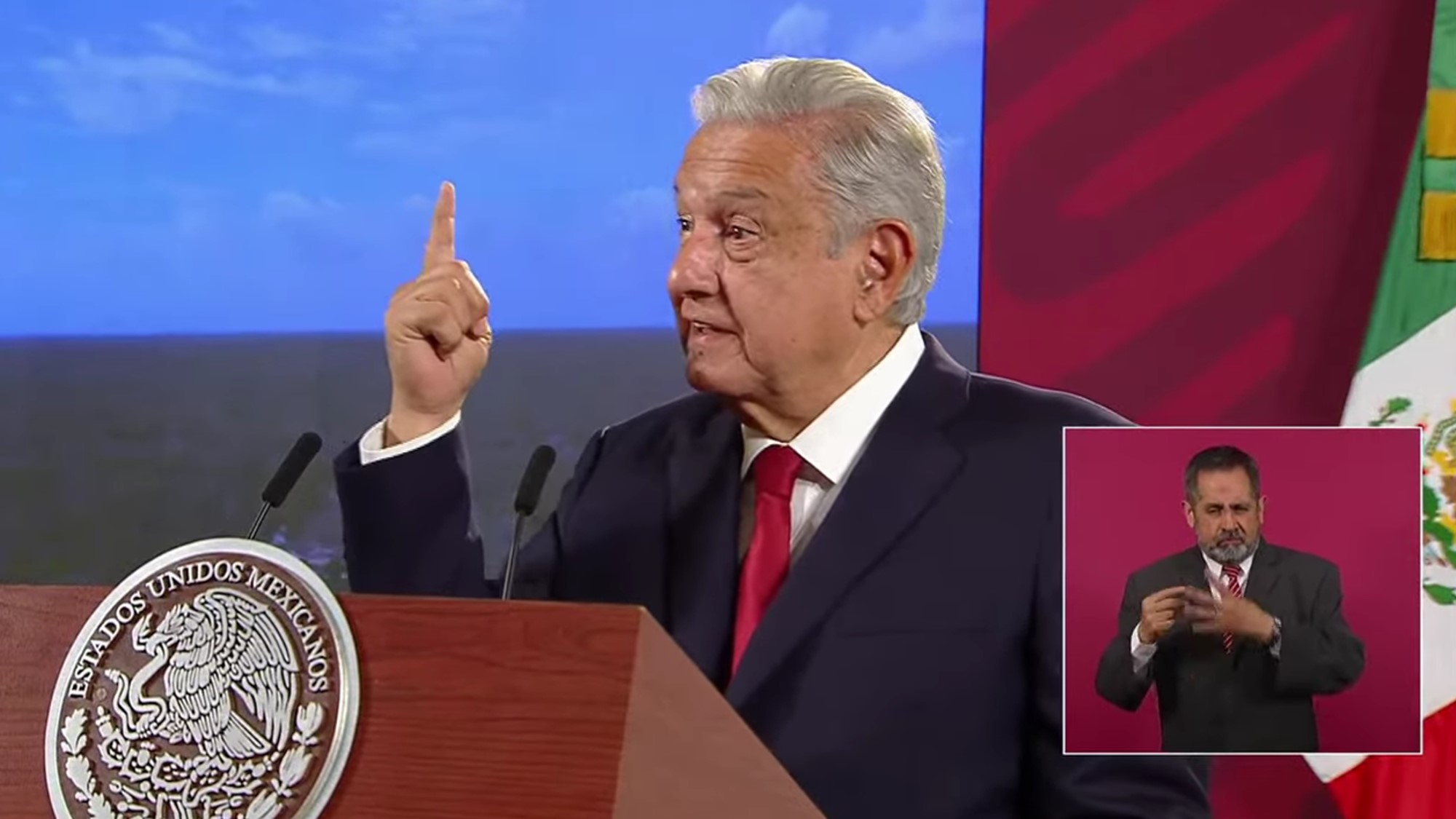 AMLO celebra aprobación de Ley Minera y anuncia revisión de contratos para la explotación del