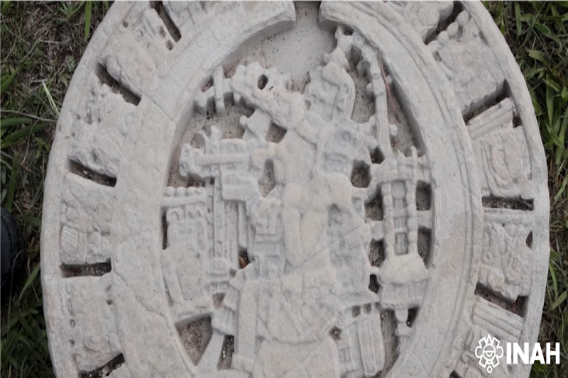 Disco de piedra alusivo al joven dios del maíz corrobora la base religiosa común de Toniná y Palenque