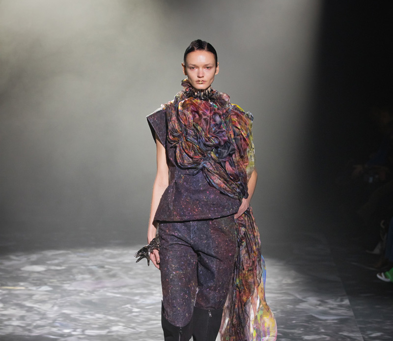 el diseñador Yuima Nakazato muestran un futuro más sostenible para la moda
