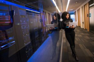 Mujeres en ciberseguridad: ellas ‘hackean’ para proteger a las empresas