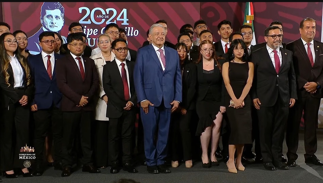 AMLO encabeza graduación de alumnos del IPN