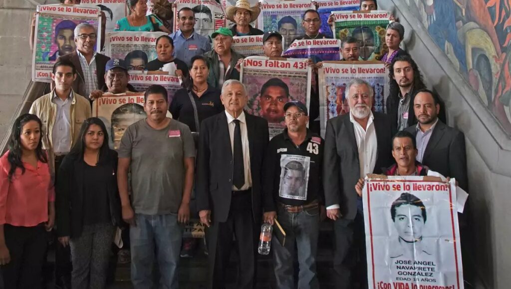 AMLO entrega reporte de 21 puntos a padres de Ayotzinapa 