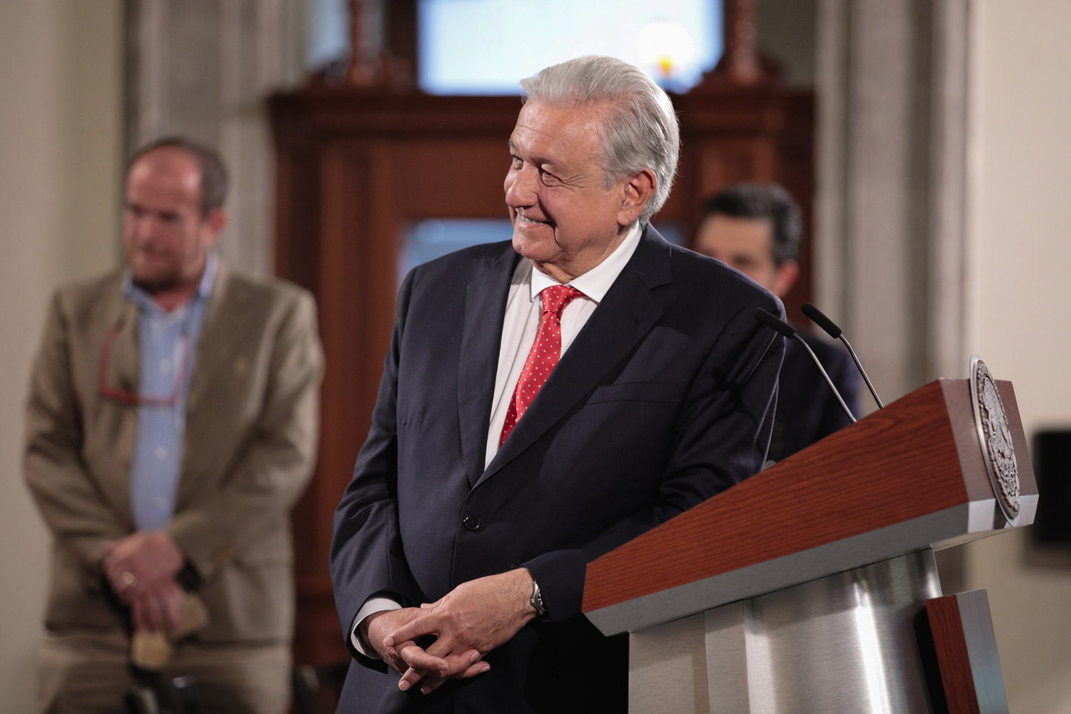 AMLO tunde a Fox y Calderón por pedir conteo en Venezuela