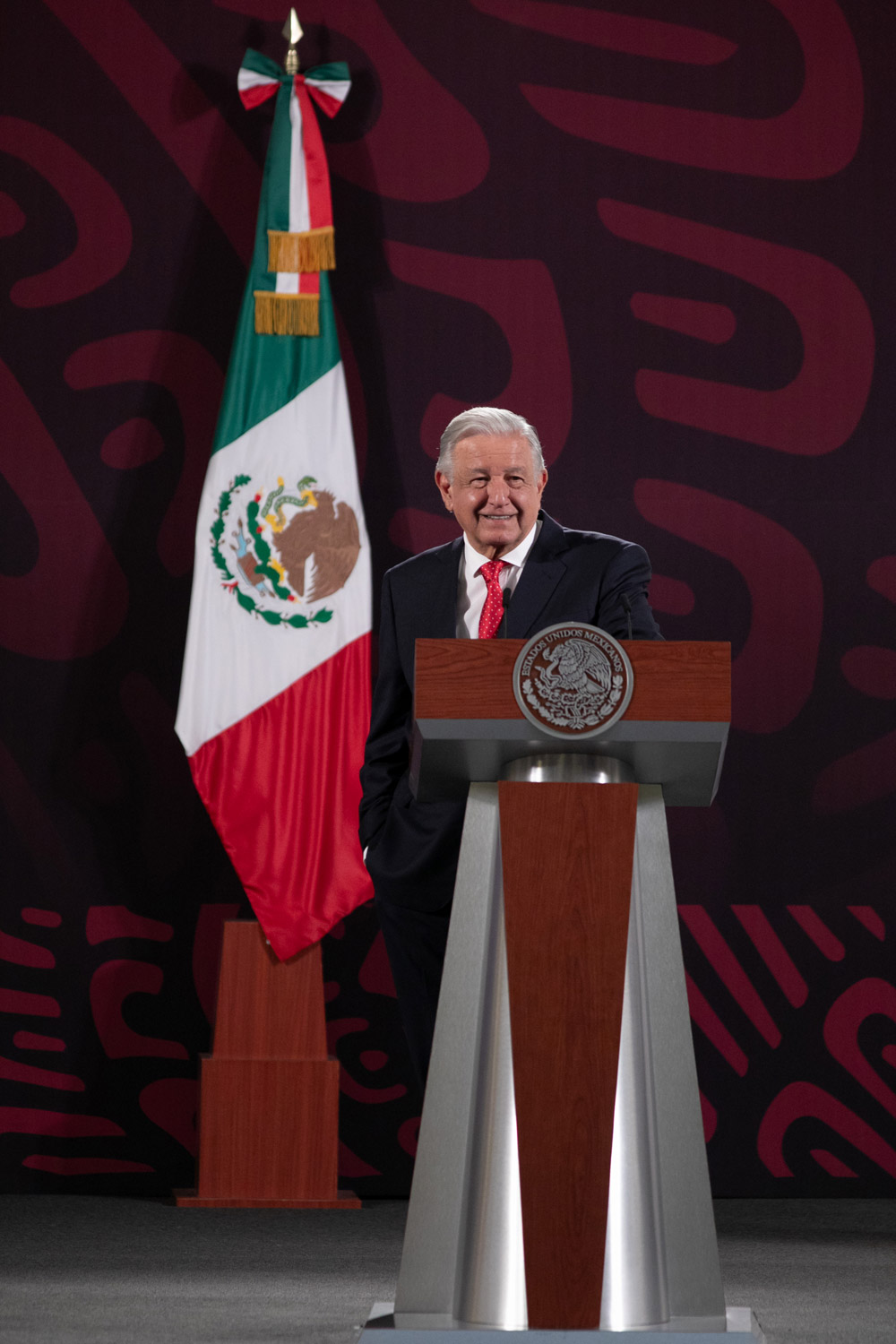 AMLO tunde a Fox y Calderón por pedir conteo en Venezuela