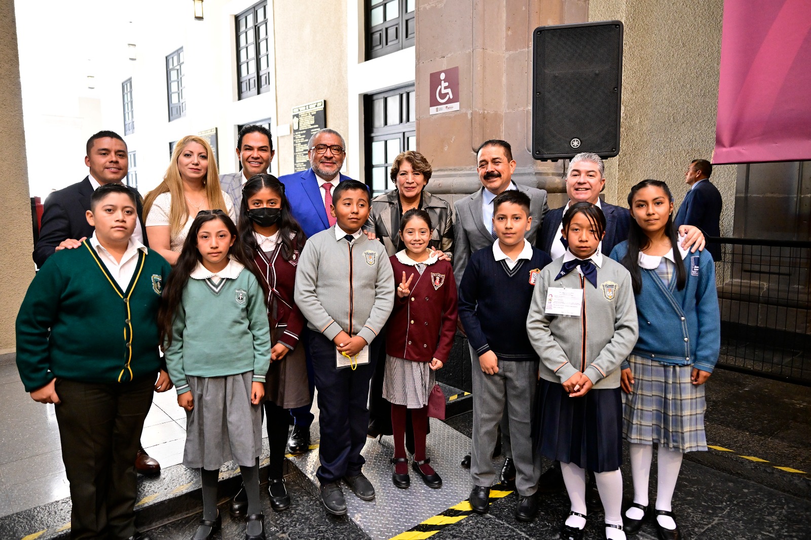 Delfina Gómez entrega becas a estudiantes en Edomex