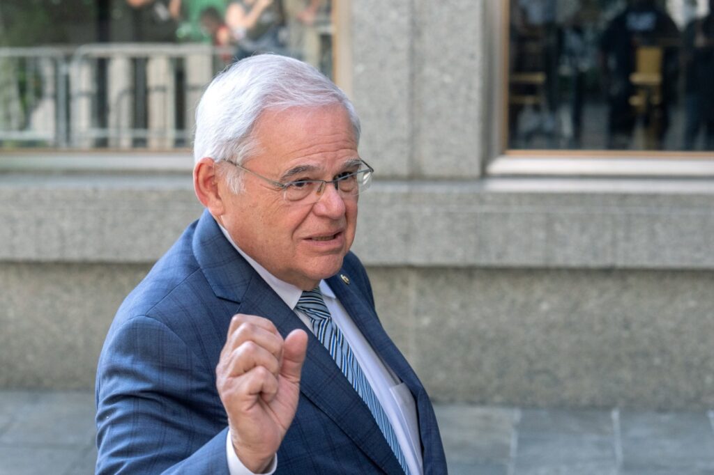 Bob Menendez cuestiona estrategia de seguridad de AMLO