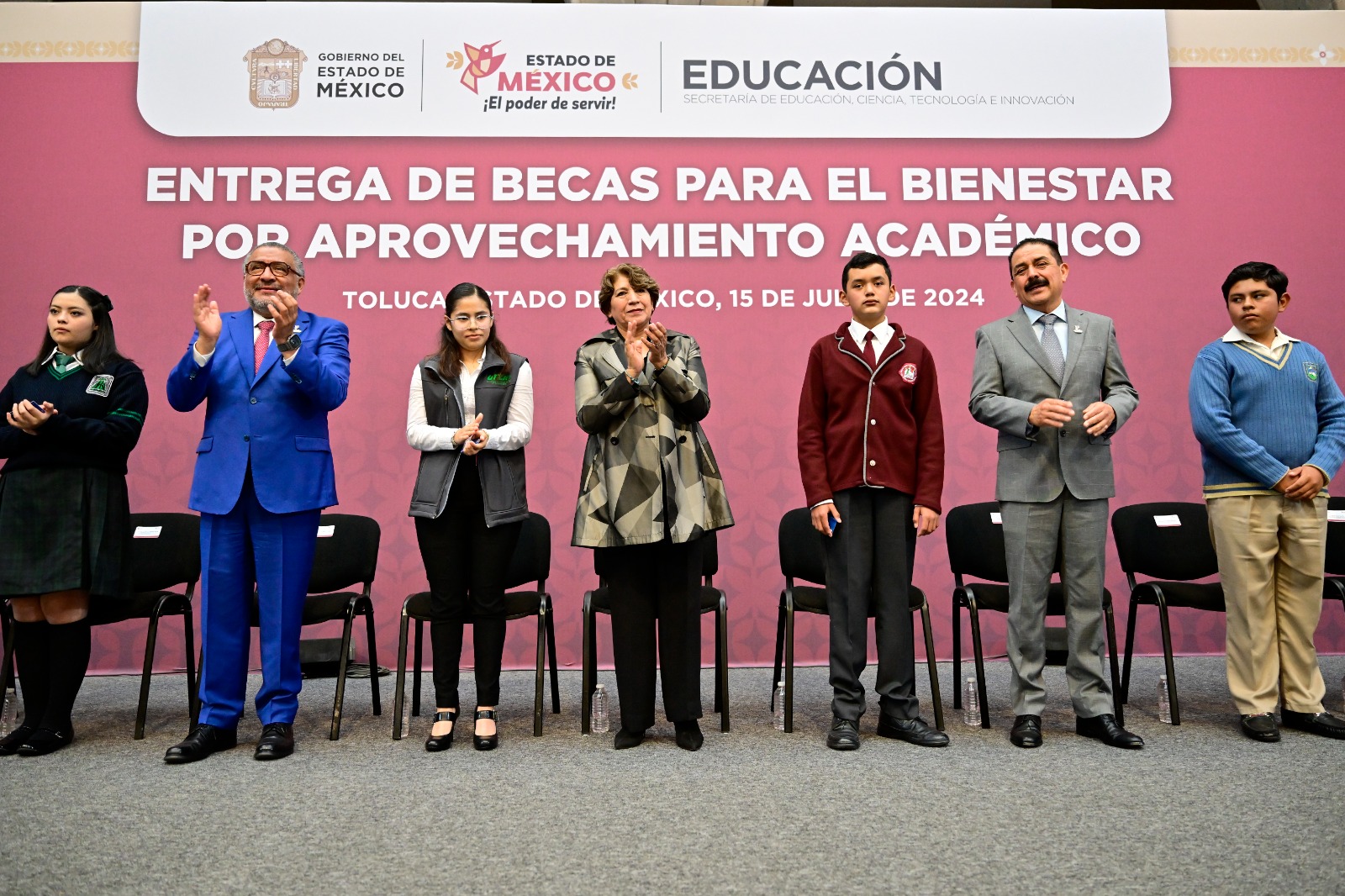 Delfina Gómez entrega becas a estudiantes en Edomex