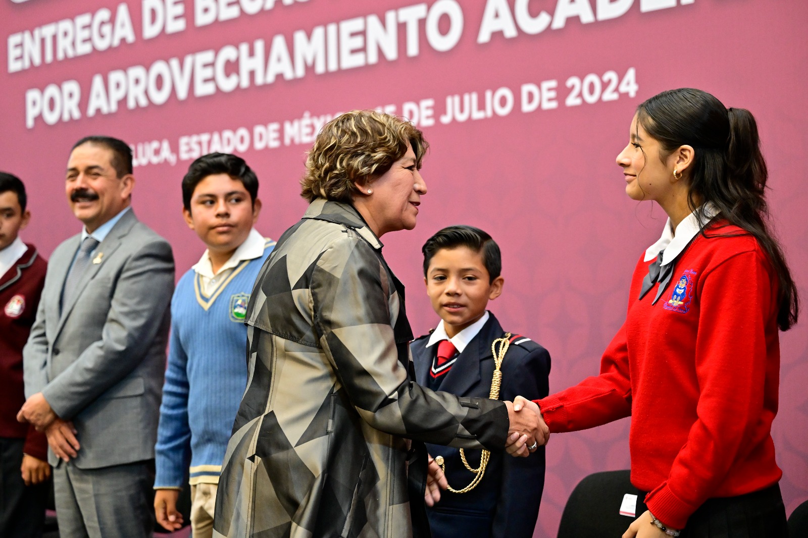 Delfina Gómez entrega becas a estudiantes en Edomex