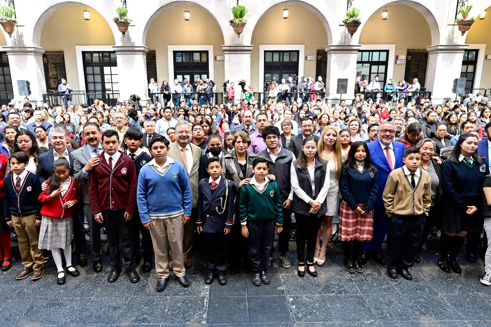 Delfina Gómez entrega becas a estudiantes en Edomex