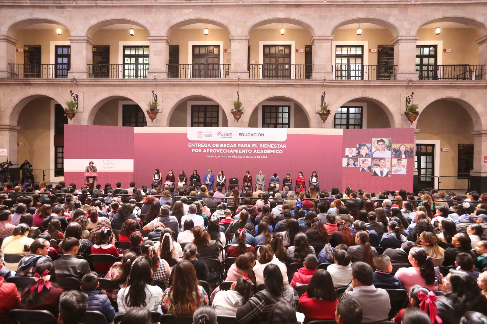 Delfina Gómez entrega becas a estudiantes en Edomex