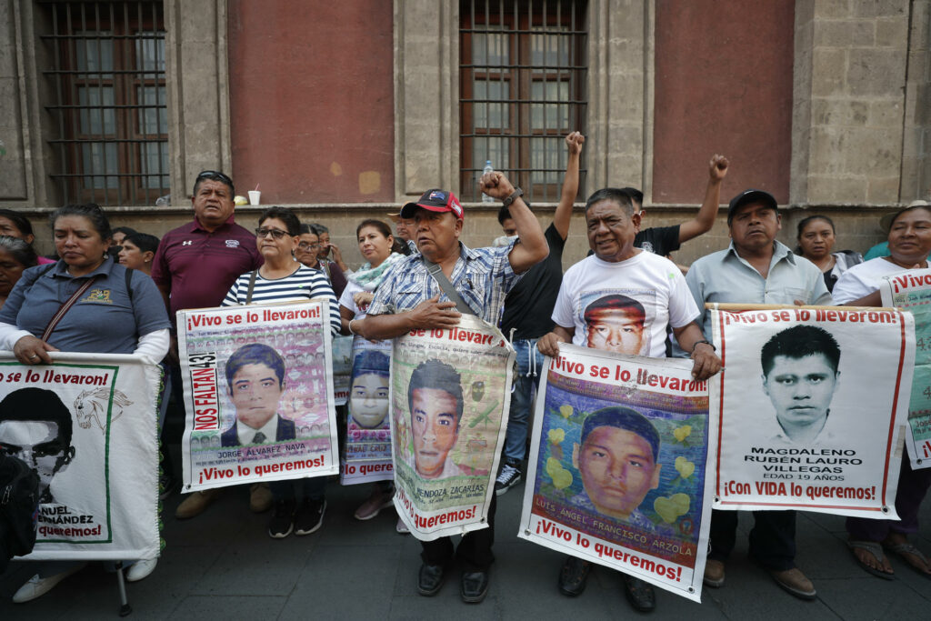 Familiares y padres de normalistas de Ayotzinapa