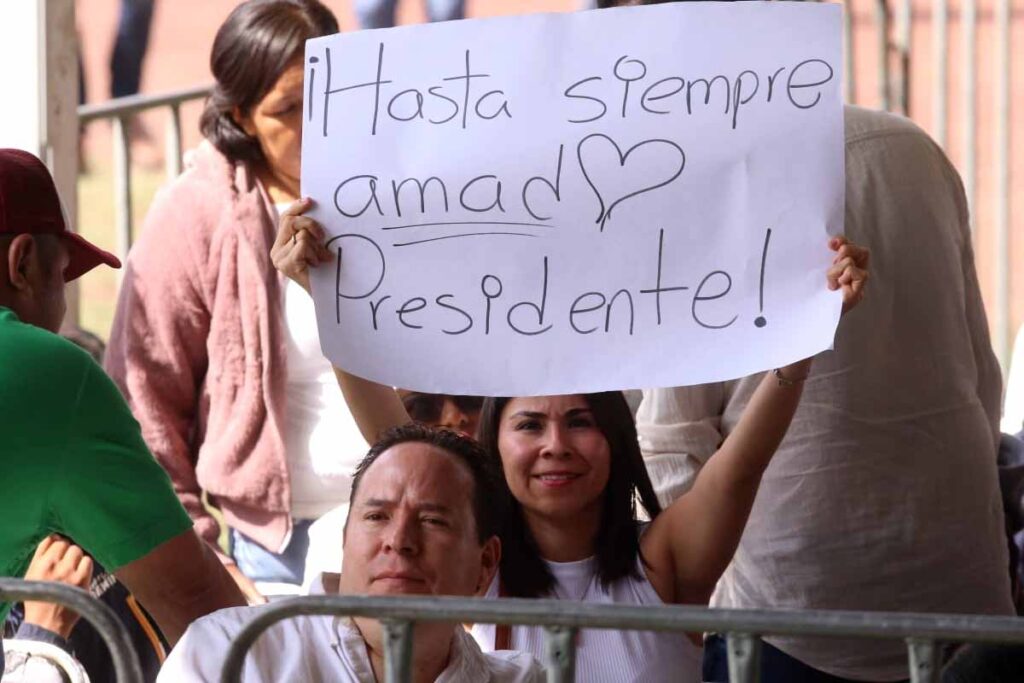 Campaña Hasta siempre presidente ya invadió las calles