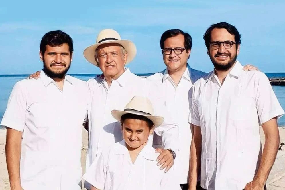 Hijos AMLO resisten a favor de su padre