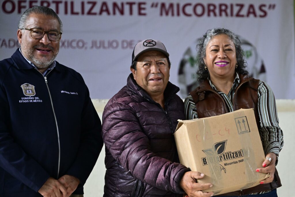 Horacio Duarte entrega apoyos al campo en nombre de gobernadora Delfina