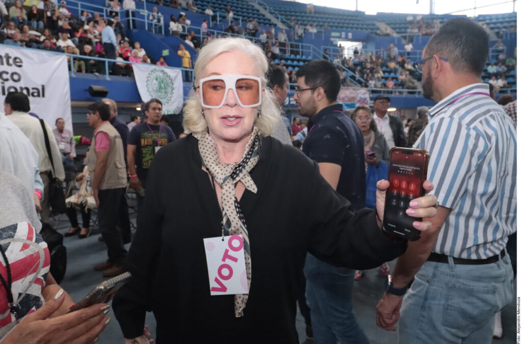 Laura Zapata asiste a asamblea del Frente Cívico Nacional