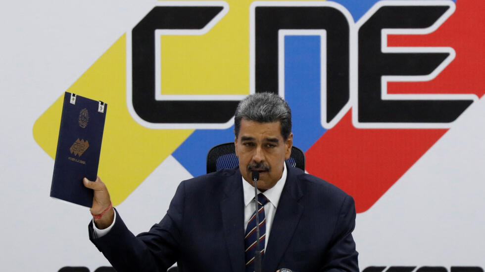 Maduro recibe acta de triunfo. Denuncia intento de golpe de estado