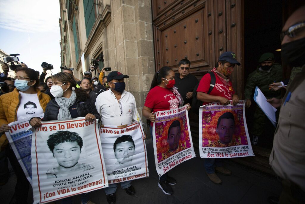 Padres normalistas de Ayotzinapa se inconforman