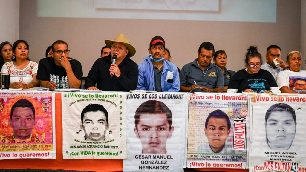 Padres normalistas de Ayotzinapa en conferencia