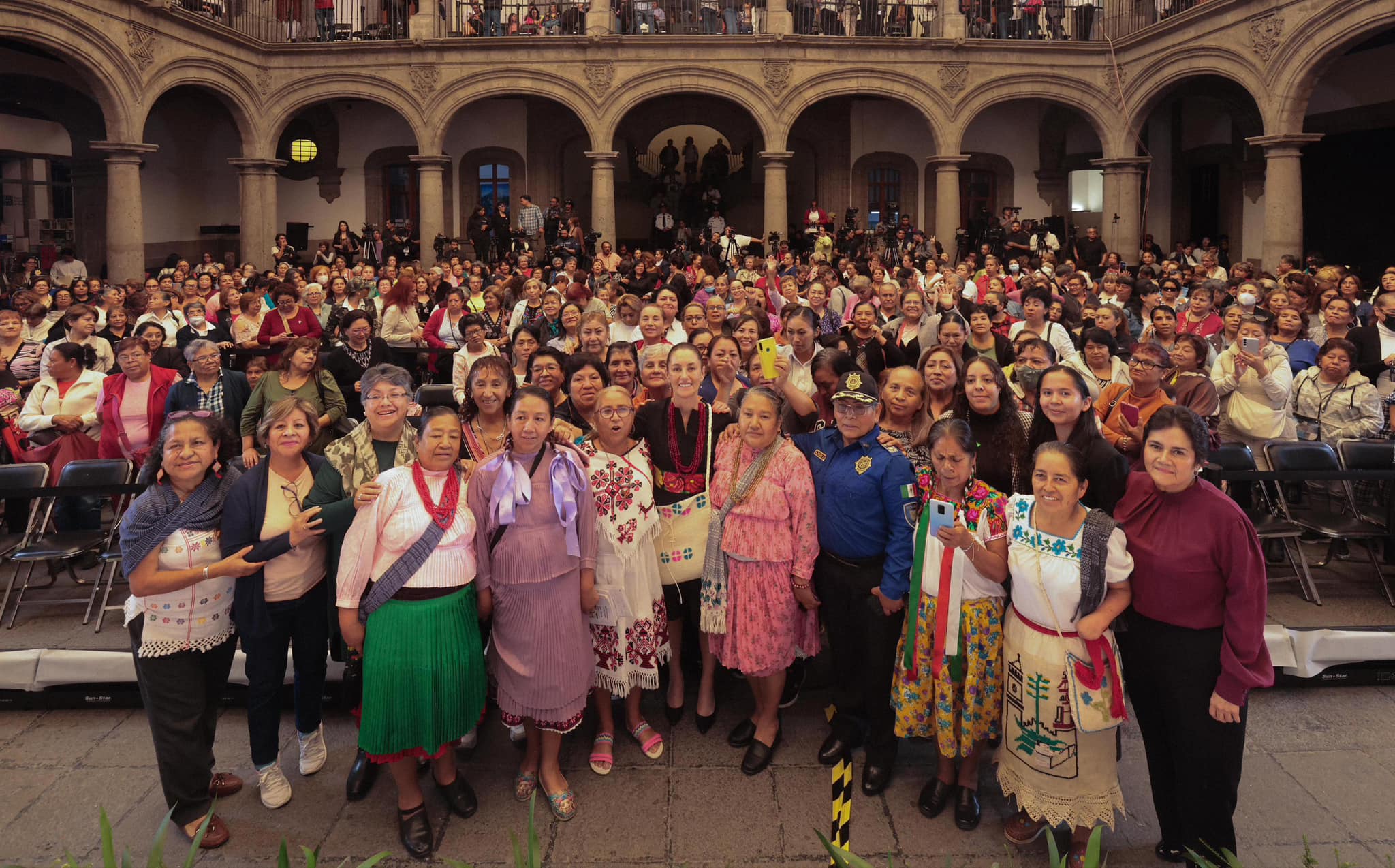 Claudia Sheinbaum anuncia pensión para mujeres indígenas