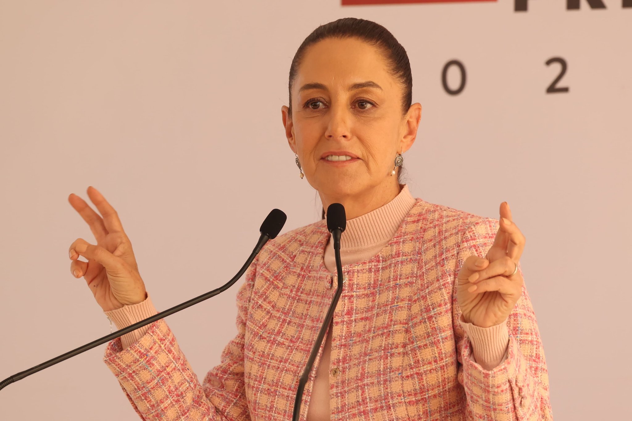 Sheinbaum reclama a Piña por no levantarse en evento de AMLO