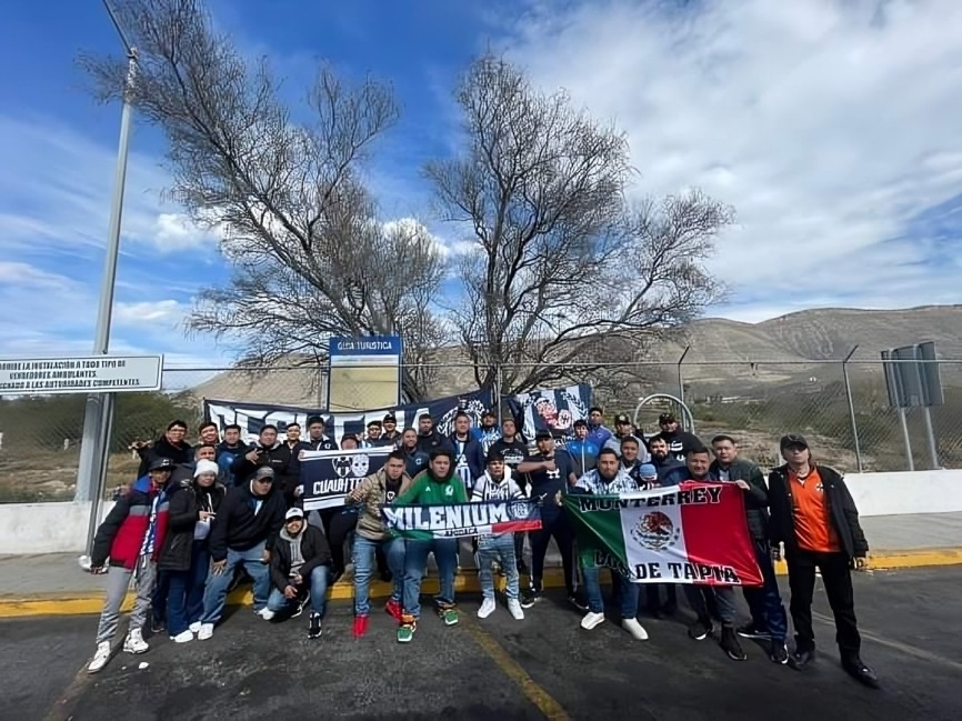 Aficionados de Rayados de Monterrey previo al partido en Torreón