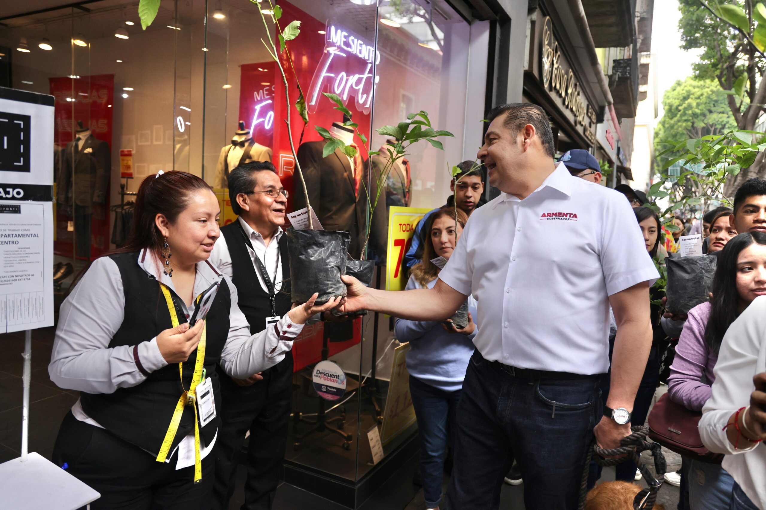 Alejandro Armenta reparte ábroles en el centro de Puebla