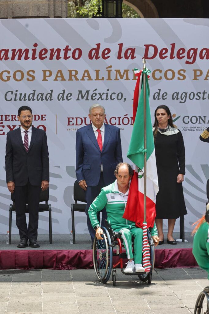 AMLO acudió al abanderamiento de la delegación mexicana de paratletas