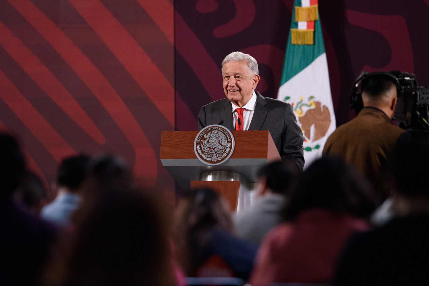 AMLo anuncia justa indemnización a ejidatarios 