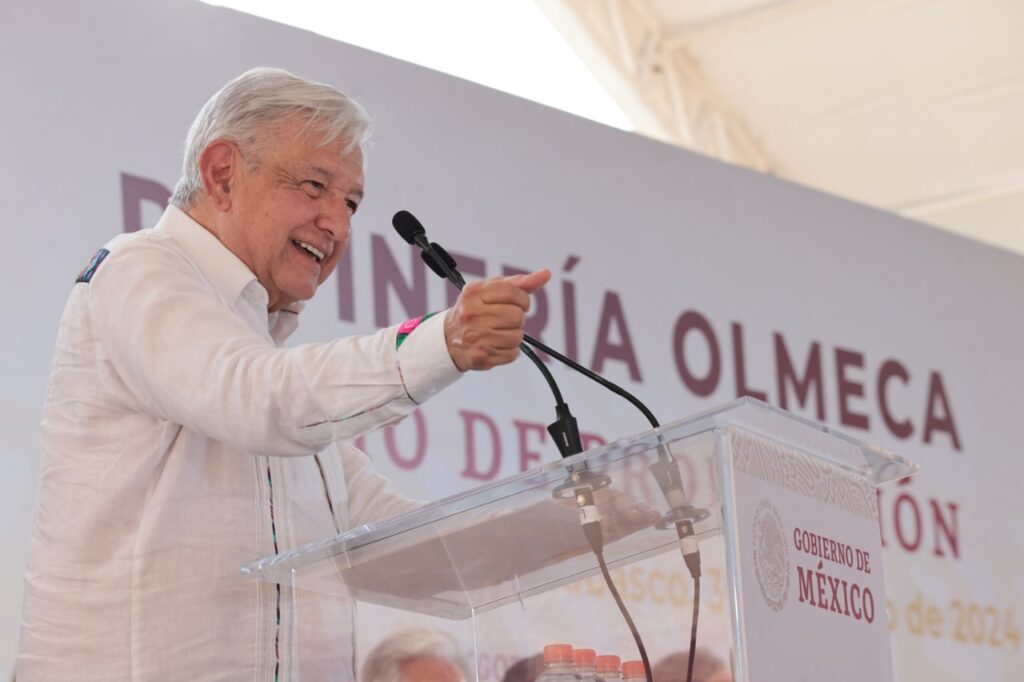 Foto de AMLO en refinería Dos Bocas