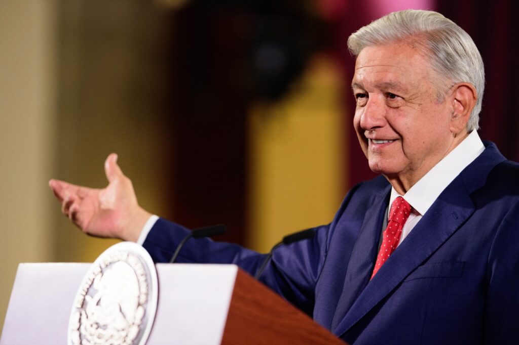 AMLO aseguró estar feliz con la entrega de constancia de Sheinbaum