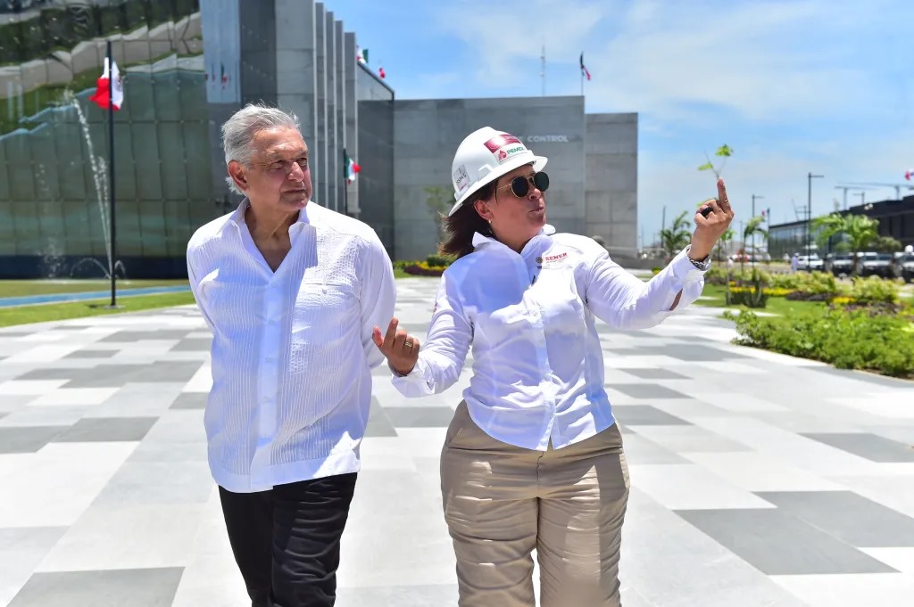 AMLO y Rocío Nahle en instalaciones Dos Bocas