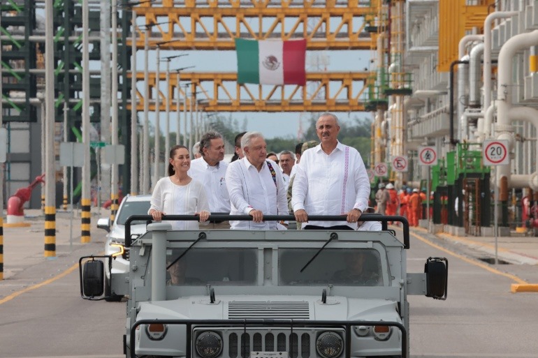 AMLO en instalaciones de refinería Dos Bocas