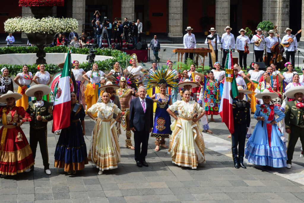 AMLO encabeza homenaje a migrantes