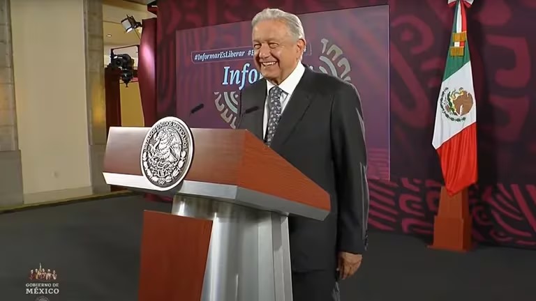 AMLO fue recibido por comunicadores independientes entre aplausos.