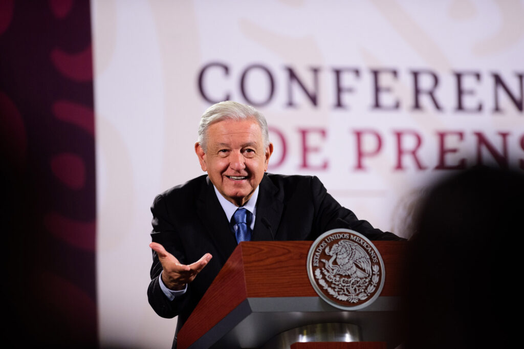 AMLO reveló sueldos de periodistas