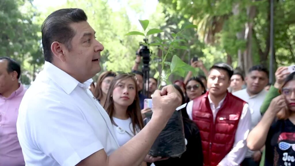 Armenta hizo entrega de árboles para reforestación en Puebla