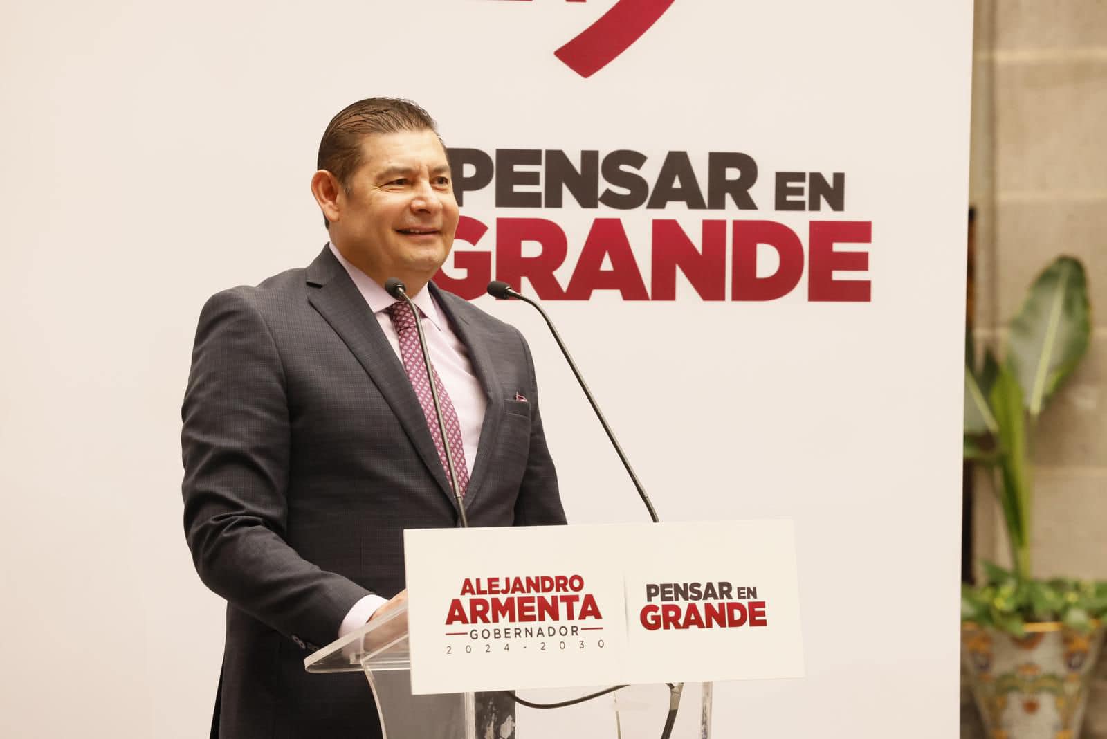 Armenta presenta miembros de su gabinete