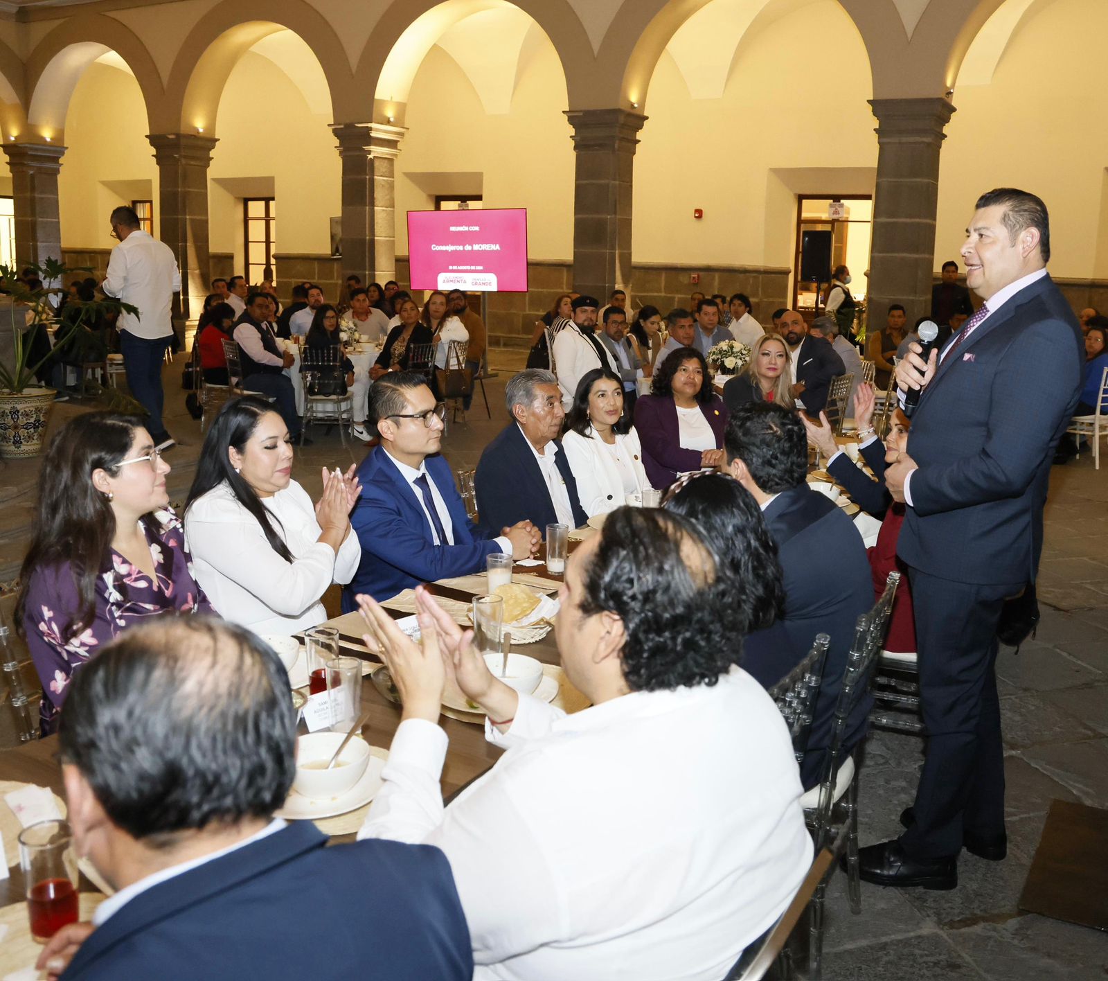 Alejandro Armenta promete gobernar cercano a Morena