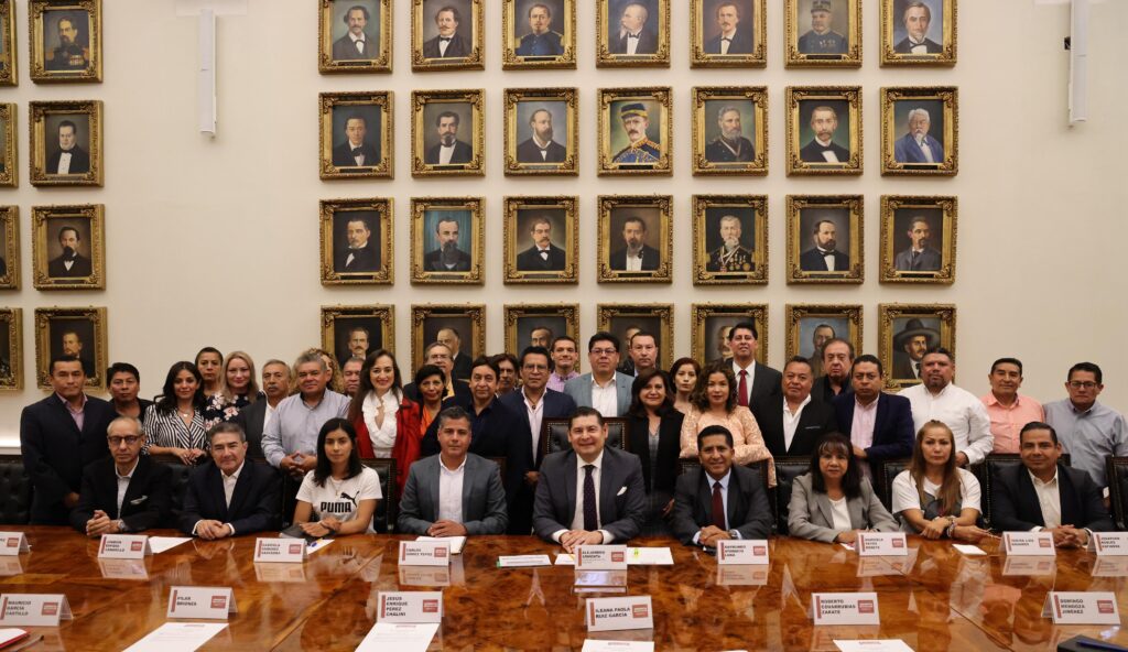 Armenta se reunió con líderes de Puebla