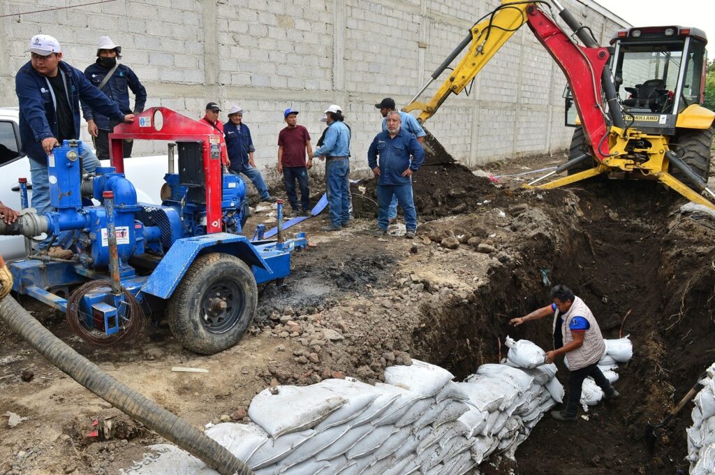 Avanzan acciones de desazolve del taponamiento del colector en Chalco