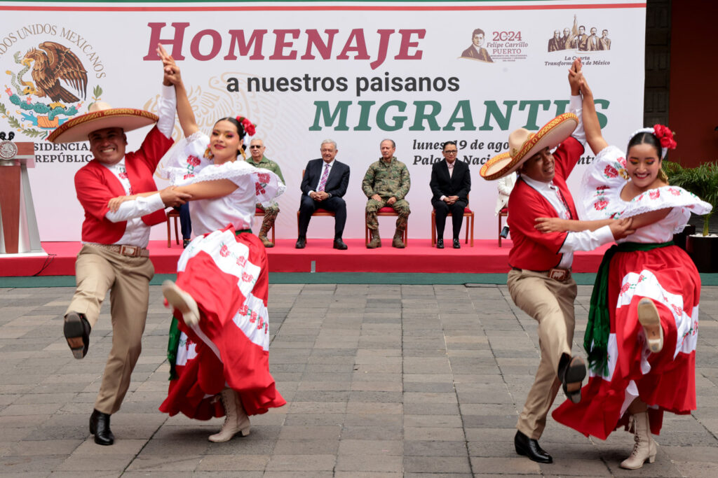 Bailes regionales amenizaron el homenaje a migrantes de AMLO