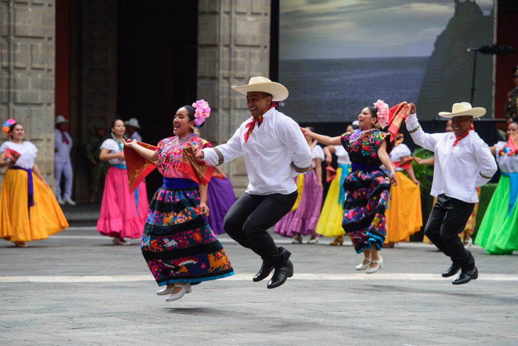 Bailes y música regional en el homenaje a migrantes 