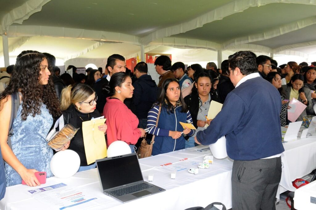 Delfina Gómez apoyó a mexiquenses en Feria del empleo