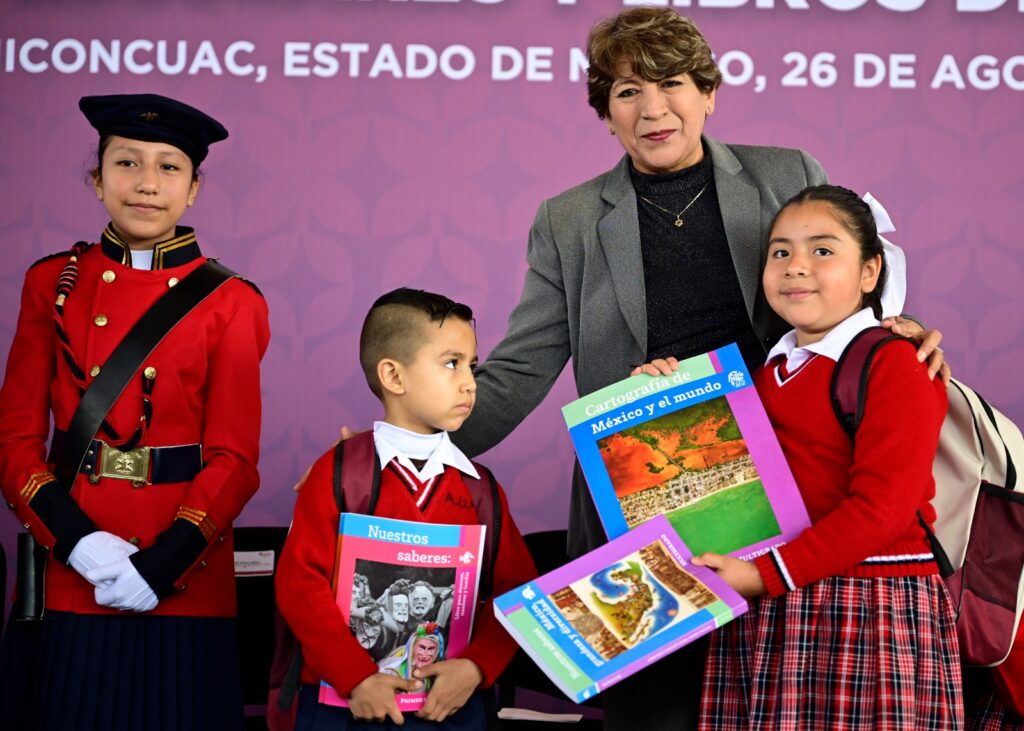 Se llevó a cabo la entrega de libros y útiles escolares