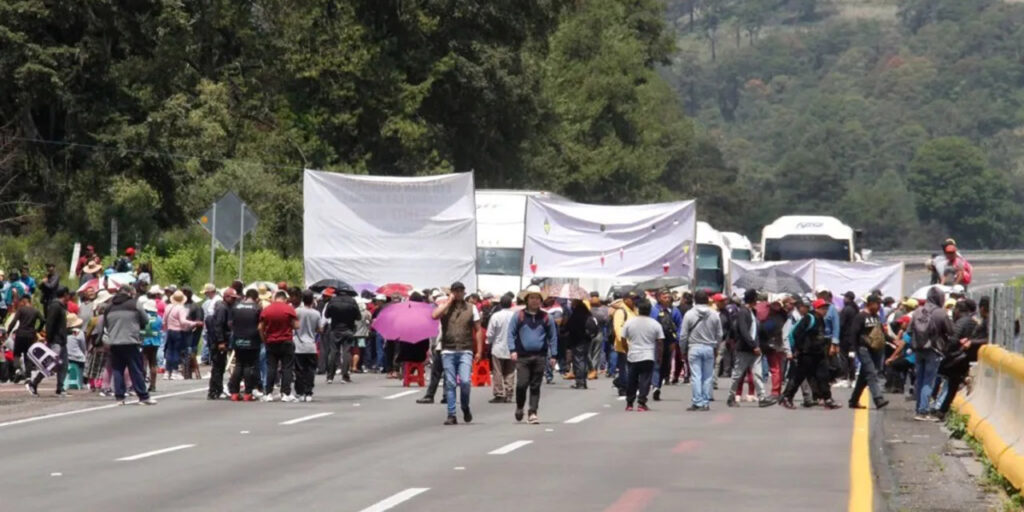 Ejidatarios paralizaron carretera México-Puebla para exigir a AMLO