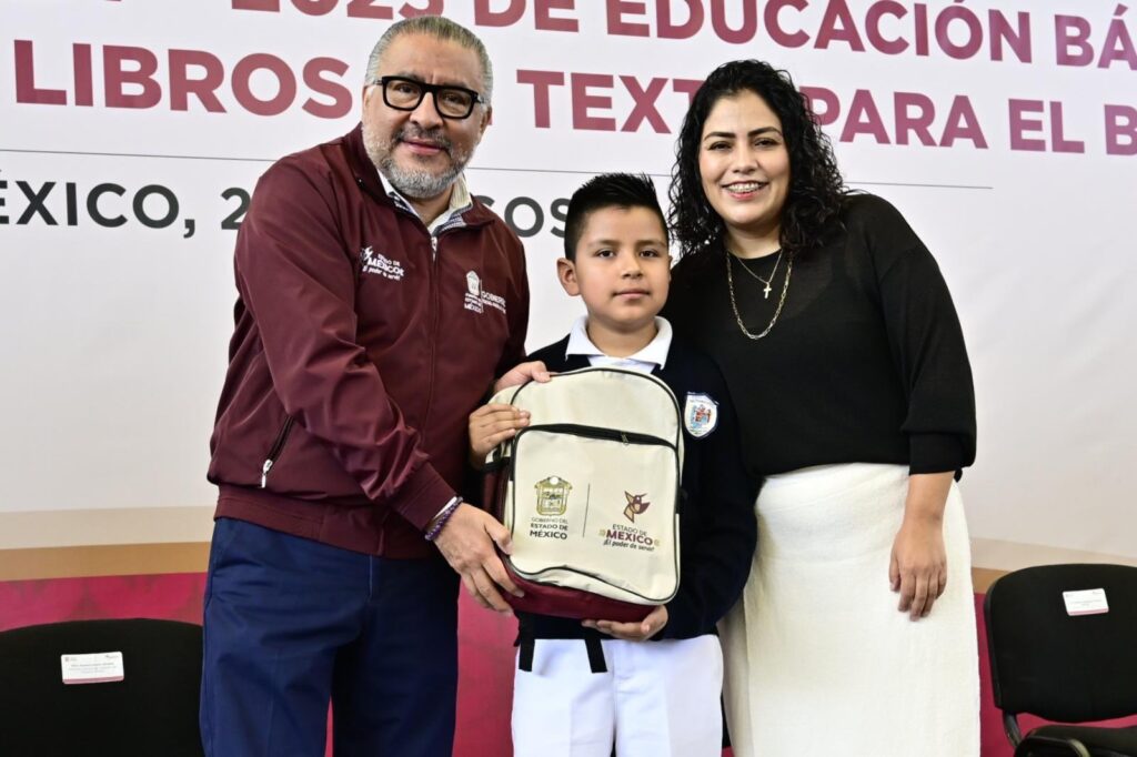 Entrega útiles a niños mexiquenses