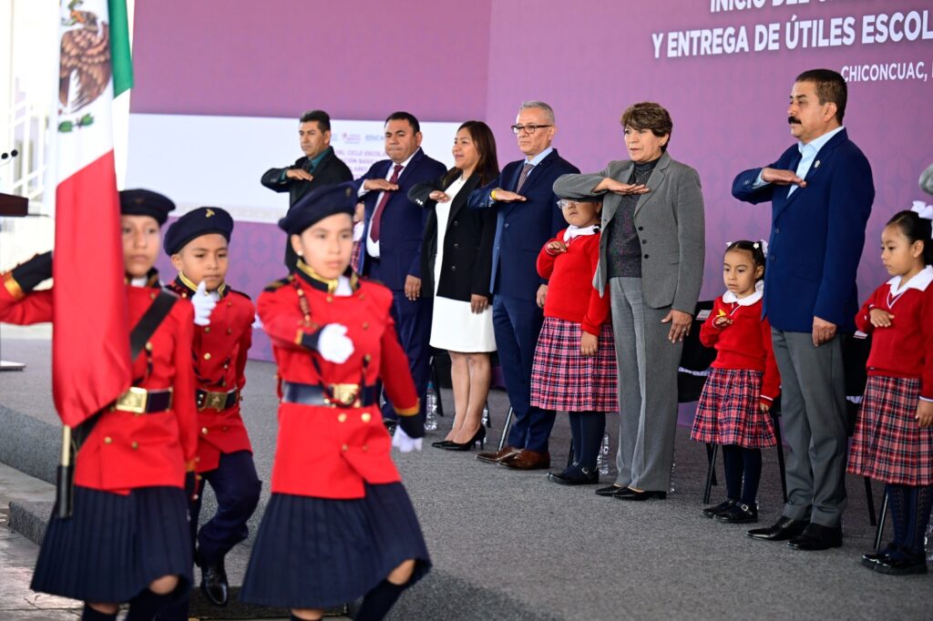 Delfina Gómez reconoció labor de maestros