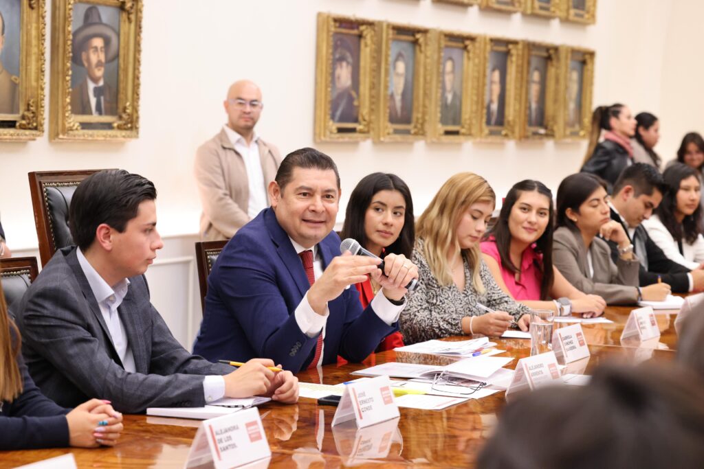 Jóvenes destacados asistieron a la reunión con Armenta