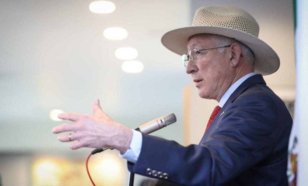 Ken Salazar corrige sus dichos