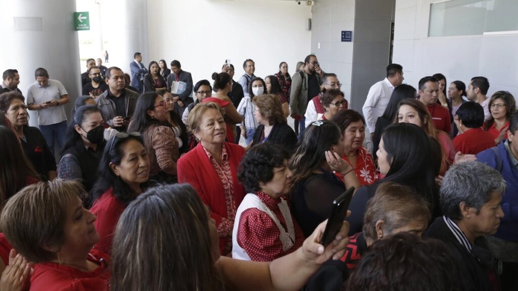 Trabajadores en paro aún reciben salario